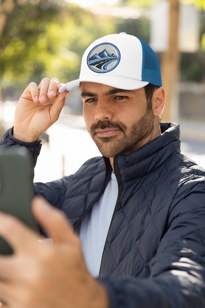 Persona usando una gorra con el símbolo circular de Paso de Jama