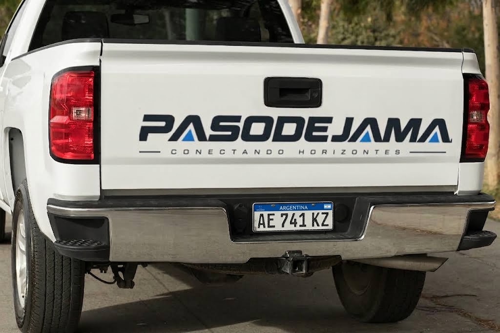 Pickup con calcomanía PASODEJAMA y lema Conectando horizontes